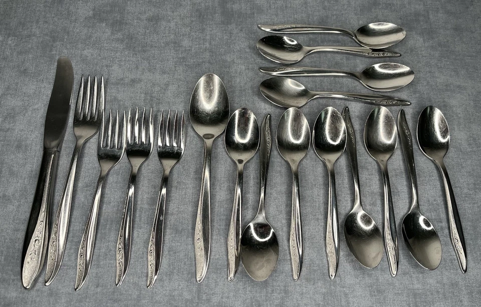 Cubiertos Sears Fashion EE. UU. Rosa Texturizada Floral Inoxidable De Colección 18 Piezas Foto 1 de 4