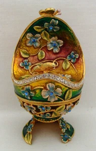 Caja de baratija con bisagras de metal y esmalte en forma de huevo Rucinni con flores y mariposas - Imagen 1 de 10
