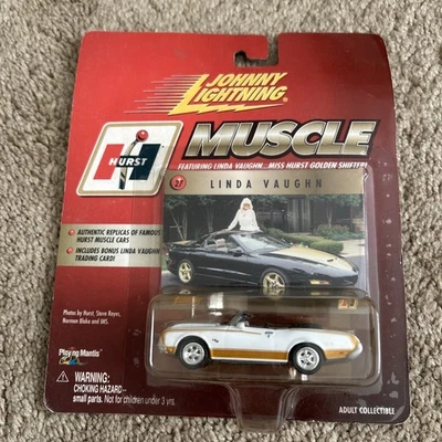 Tarjeta Johnny Lightning Hurst Muscle Die Cast Linda Vaughn #27 Oldsmobile de colección Foto 1 de 4