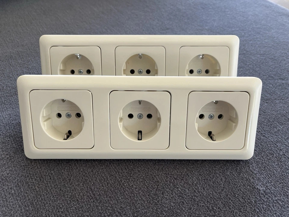Steckdose Berker Modul 2 cremeweiss. Drei Steckdosen komplett mit Rahmen. - Bild 1 von 1