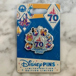 Prendedor Mickey and Friends Disneyland 70 aniversario llave mágica 2025 - Imagen 1 de 1
