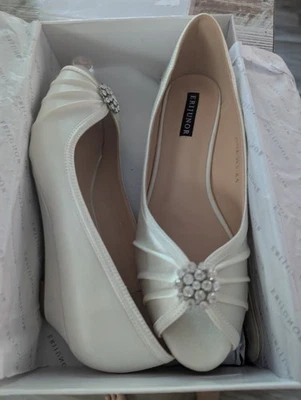 Nuevos zapatos de boda marfil. Nunca usado. Color marfil Foto 1 de 2