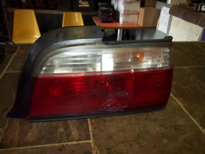 Luz trasera derecha BMW 318i 323i 325i 328i 1992 93 95 96 97 98 1999 cupé conv Foto 1 de 4