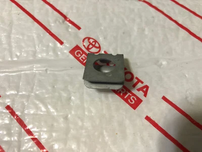 *НОВЫЙ МЕТАЛЛИЧЕСКИЙ ДЕРЖАТЕЛЬ ГАЙКИ ДЛЯ НОМЕРНОГО ЗНАКА TOYOTA ОТ ОРИГИНАЛЬНОГО ПРОИЗВОДИТЕЛЯ CAMRY 4RUNNER - Изображение 1 из 4