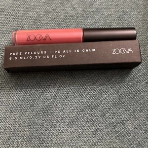 Zoeva Pure Velours Lippen matter Lippenstift ALL IS CALM 0,22 Unzen/6,5 ml NEU im Karton - Bild 1 von 4