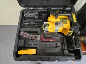DeWalt no. DW073, 18V Cordless Rotary Laser, Battery, Charger, and Target Card. - Picture 1 of 8