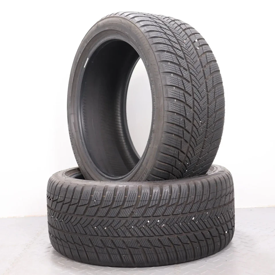 2x Winterreifen Bridgestone Blizzak LM001 245/40R18 93V AO DOT23 7mm 2454018 - Bild 1 von 4