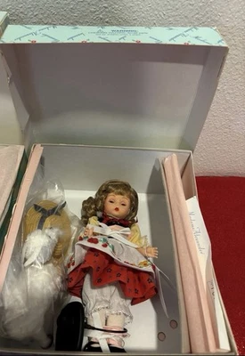 圣诞亚历山大夫人 8 英寸娃娃、海蒂和毛绒山羊 42560 — 第 1/4 张图片
