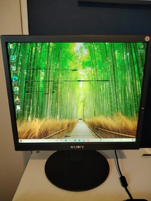 Sony TFT LCD Colour Computer Display SDM S73 15" VGA With Cables Faulty - Image 1 of 4
