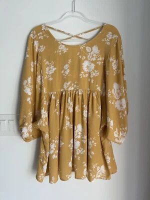 Camiseta/túnica By Together para mujer pequeña floral con tiras en la espalda manga globo Foto 1 de 4