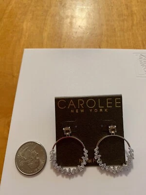 NUEVO CON ETIQUETAS Muestra Carolee Tono Plata Circonita Cerrada Aro Pendientes 1-1/4" g63 Foto 1 de 4