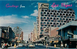 LAS VEGAS, NEVADA - GREETINGS FROM HOTEL FREMONT - BUSY STREET VINTAGE POSTCARD - Picture 1 of 2
