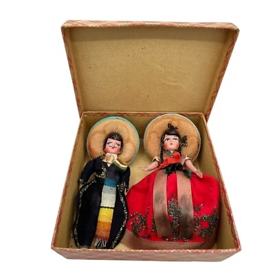 Muñecas de recuerdo de plástico pintadas a mano vintage de México pareja con sombreros como están Foto 1 de 4