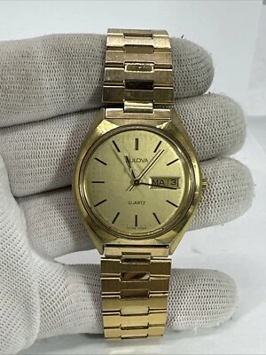 Raro Reloj Pulsera Bulova 7399 1980’s Chapado en Oro Hecho en Suiza Para Hombre 35MM Día Fecha Foto 1 de 4