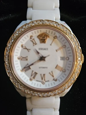 Reloj Versace DV One en cerámica blanca, bisel de diamantes y detalles en tono oro rosa Foto 1 de 4