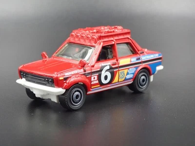 Datsun 510 Rally Red 1:64 Scala Modello Diecast Collezionabile Diorama - Immagine 1 di 4