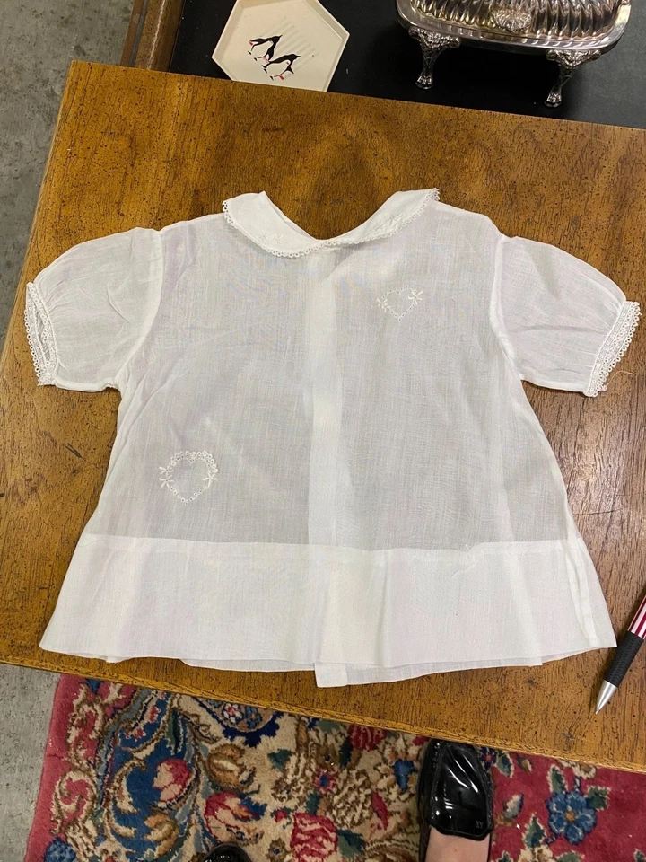 Vestido de bebé blanco bordado vintage hecho a mano con cuello Foto 1 de 4