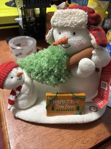 Hallmark Jingle Pals Il Perfetto Pino Fattoria Peluche Canto Pupazzo di Neve con Etichette - Foto 1 di 4