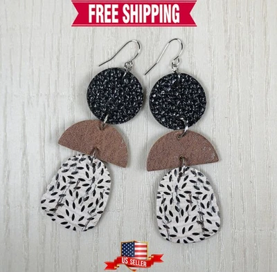 Pendientes boho ligeros de cuero y corcho negros y tostados, alambres de platino Foto 1 de 4