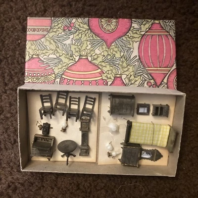 Mini muebles vintage para casa de muñecas micro escala HO años 70 plástico estilo Hong Kong Foto 1 de 3