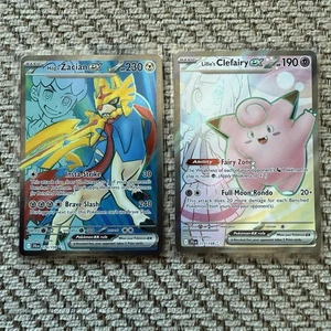 Lillie’s Clefairy 173 & Hop’s Zacian 176 Pokemon TCG Viaggio Insieme - NM - Foto 1 di 7