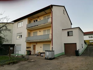 Haus mit 3 Wohnungen, 2 Garagen, Stellplätzen und Garten.Winnweiler/ Deutschland - Bild 1 von 11