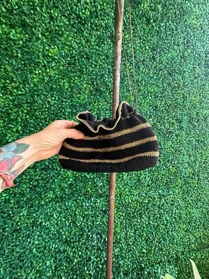 Cartera de ganchillo negra y dorada de los años 50 con fondo de plástico - Cartera Rockabilly - Prendedor Foto 1 de 4