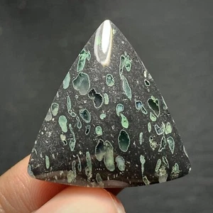 Cabujón de ágata amigdaloidal 26x25x5,5 mm redondeado en forma de triángulo 21,5 quilates - Imagen 1 de 6