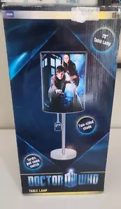 Doctor Who 20" Lampada da tavolo - Paralume su due lati - Catena di trazione tardiva - 11° Dottore - Foto 1 di 3