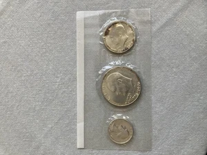 1776-1976 US Bicentennial 40% Silver Uncirculated 3 Coin Set Complete PLUS$2Bill - Picture 1 of 10