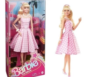 Barbie The Movie Puppe Margot Robbie Sammlerstück trägt rosa & Gingham Kleid - Bild 1 von 1