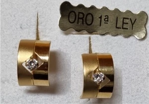 18k yellow gold and zirconia earrings. Weight 1.55 gr. 10 x 7.00 mm. - Picture 1 of 3