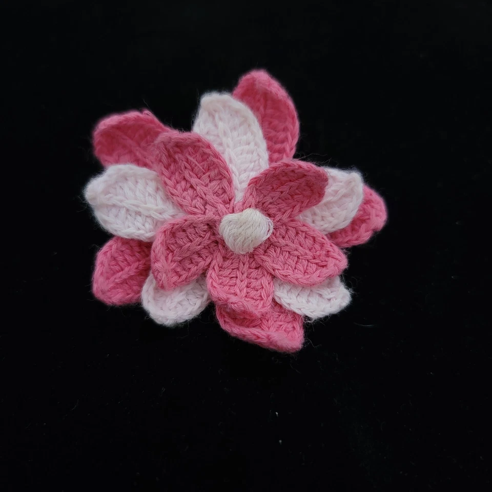 Pin de flor de ganchillo rosa y blanco 2,5" Foto 1 de 4