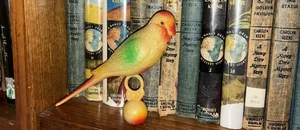 Jaula para pájaros de plástico vintage años 70 percha juguete tamaño natural periquito periquito Hong Kong - Imagen 1 de 16