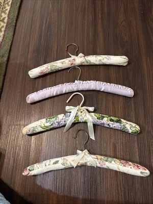 Lote de 4 cabides acolchoados vintage de cetim e pano estampa roxa e floral - Imagem 1 de 4