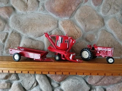 Trator, moedor/secador e espalhador International Harvester 1/16 ERTL anos 80/90  - Imagem 1 de 4
