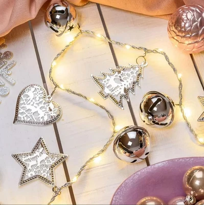 Decorazione Catena Argento Campanelle Stelle Alberi Cuori 36 Microled Bianco Cal - Immagine 1 di 3