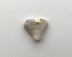 Piedra de amor de roca de playa natural en forma de corazón con pajarita arte en guijarros San Valentín ❤️EE. UU. - Imagen 1 de 12