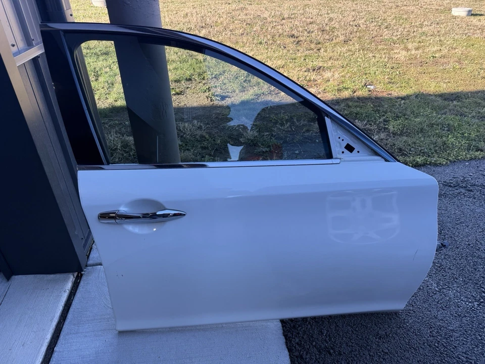 11-19 INFINITI M37 Q70 FRONT RIGHT SIDE DOOR ASSEMBLY - WHITE _ QAA - Image 1 of 4