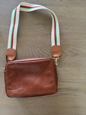 Bolsa tiracolo Clare V. couro marrom com alça de ombro listrada esgotada - Imagem 1 de 4