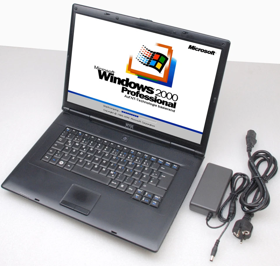 Thinclient Mobile With 39CM 15.4 " Display Screen Wyse Xnol X90LE Windows 2000 - Image 1 of 1