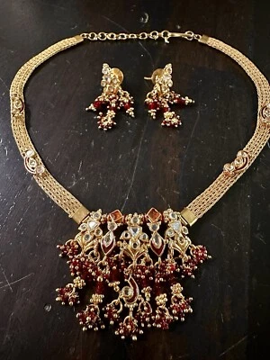Juego de gargantillas de oro sin marca con pendientes a juego | Piedras y cuentas rojas/blancas Foto 1 de 4
