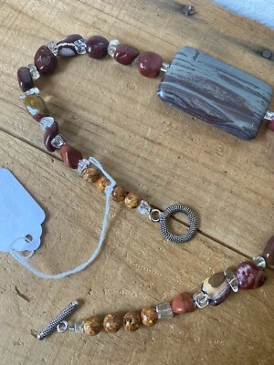 Collar Hecho a Mano con Cuadro Colgante de Jaspe, Madera de Jaspe Rojo y Cuarzo Foto 1 de 4