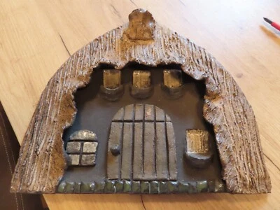 Schweres Haus zur Wandmontage mit Signatur - Bild 1 von 2