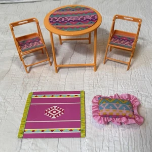 Vintage 1989 Barbie Tisch Stühle Kissen Teppich Möbel zum Western Fun Wohnmobil - Bild 1 von 15