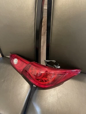 Полный комплект правых задних фонарей 2015 Q50 (2 шт.) от оригинального производителя - Изображение 1 из 2