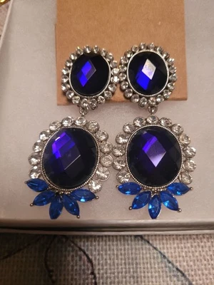 Pendientes colgantes en tono plata con detalles de púrpura, azul y cristal transparente  Foto 1 de 2