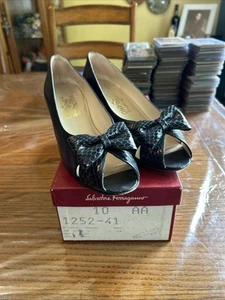 Tacones para mujer Salvatore Ferragamo vintage talla 10 AA cuero azul marino lazo punta abierta - Imagen 1 de 9