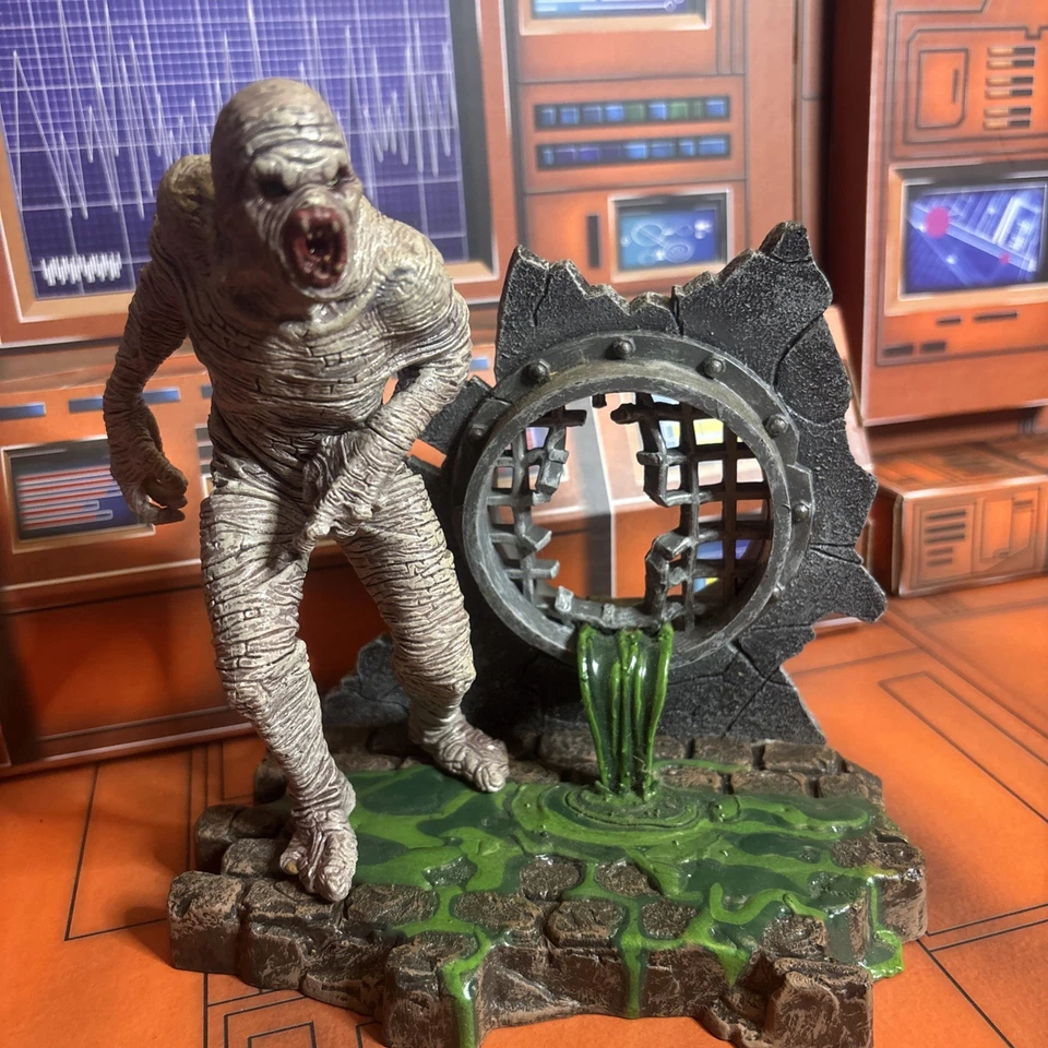 X-files Flukeman con soporte de alcantarillado suelto Foto 1 de 2