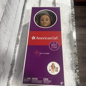 Muñeca American Girl LEA CLARK 18" con caja y traje 2016 Niña del año nueva - Imagen 1 de 8